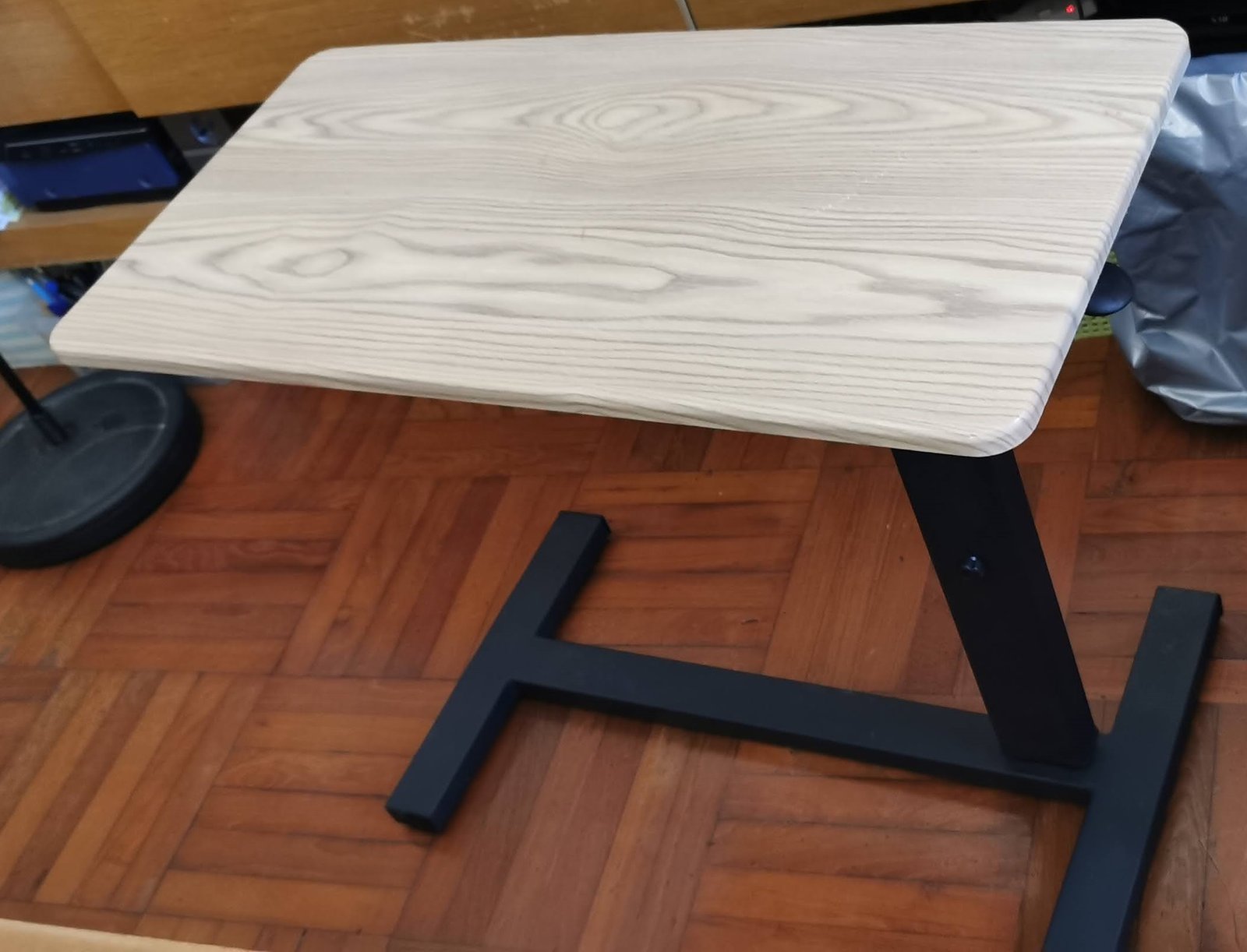 Adjustable desk W800 x D400 x H660~900mm