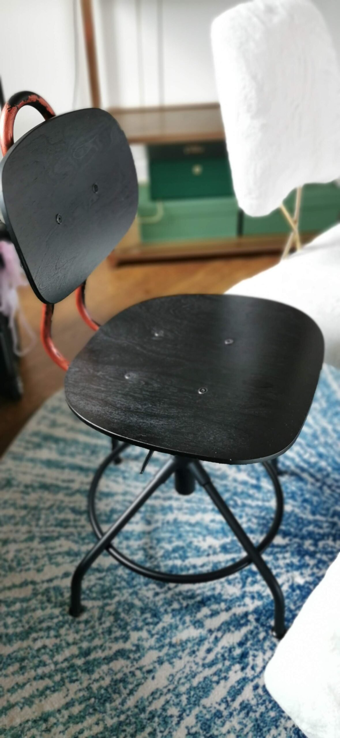 Black swivel chair