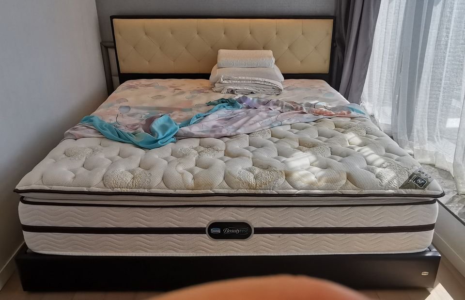 Simmons Bedframe & Mattress set